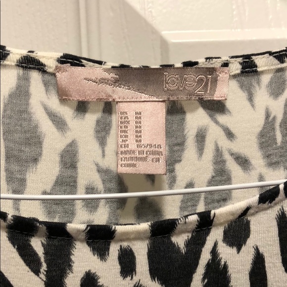 HiLo Cheetah Flowy Shirt - Picture 2 of 3